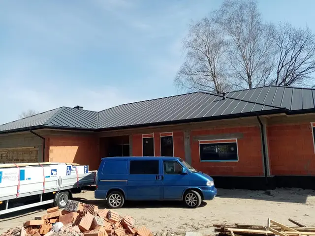 Dach panelowy na domu parterowym