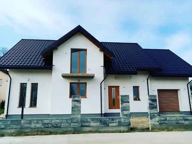 Dom jednorodzinny – ciemna blachodachówka modułowa