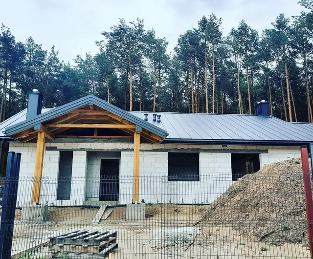 Dach panelowy – budowa w otoczeniu lasu