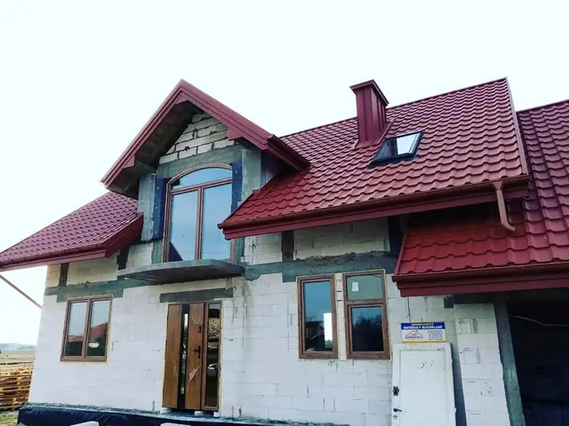 Czerwona blachodachówka z oknem dachowym