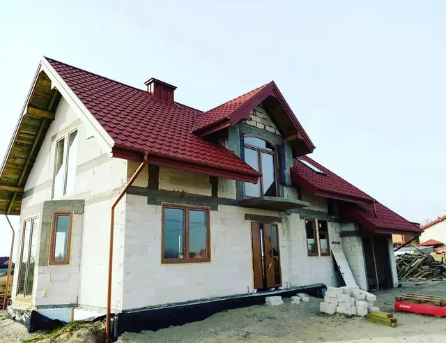 Dach z czerwonej blachodachówki – realizacja