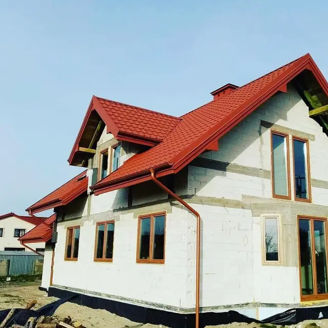 Czerwone pokrycie dachowe z systemem rynnowym