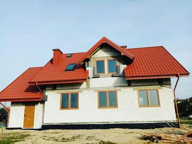 Dom z czerwoną blachodachówką – realizacja premium