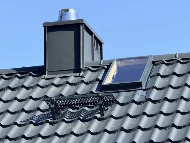 Okno dachowe, komin systemowy i płotki przeciwśniegowe