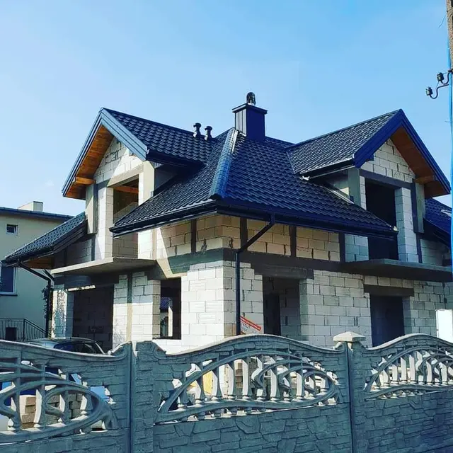 Nowe pokrycie dachowe na domu w budowie