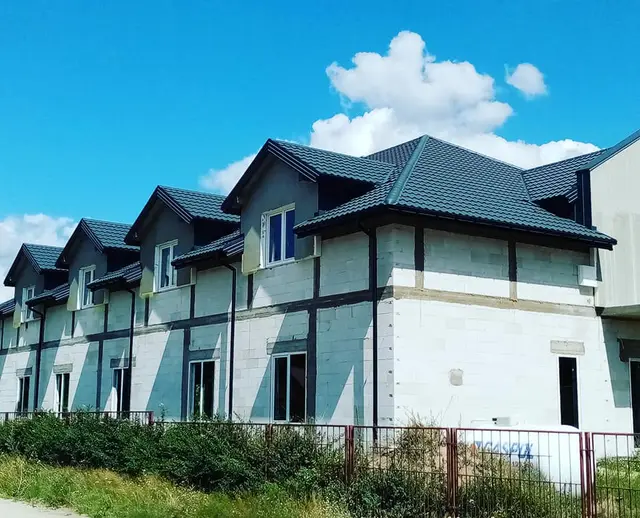 Zabudowa szeregowa – dachy z lukarnami